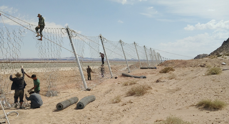 內(nèi)蒙古額哈鐵路防護(hù)網(wǎng)施工現(xiàn)場